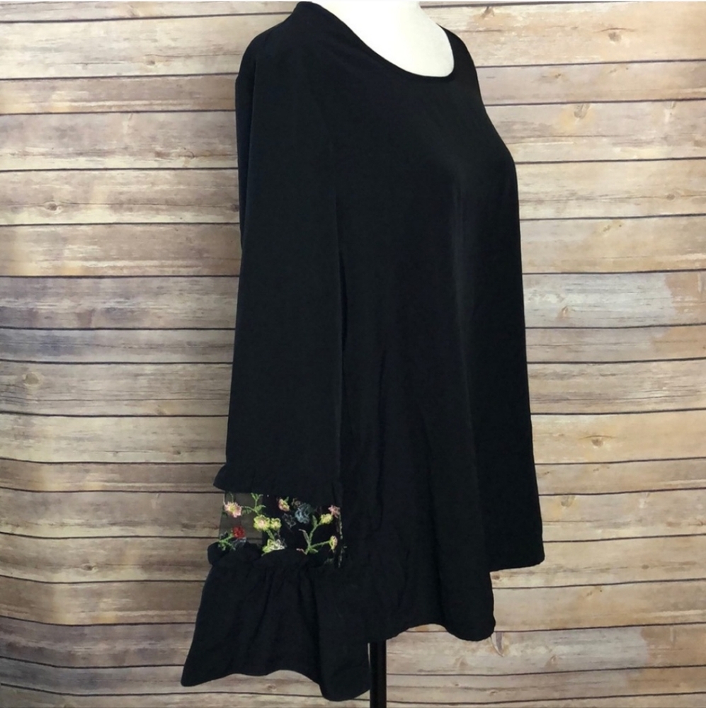 PLEIONE  Elegant Black Women's Top with Sheer Sleeve Floral Accents - Picture 4 of 6